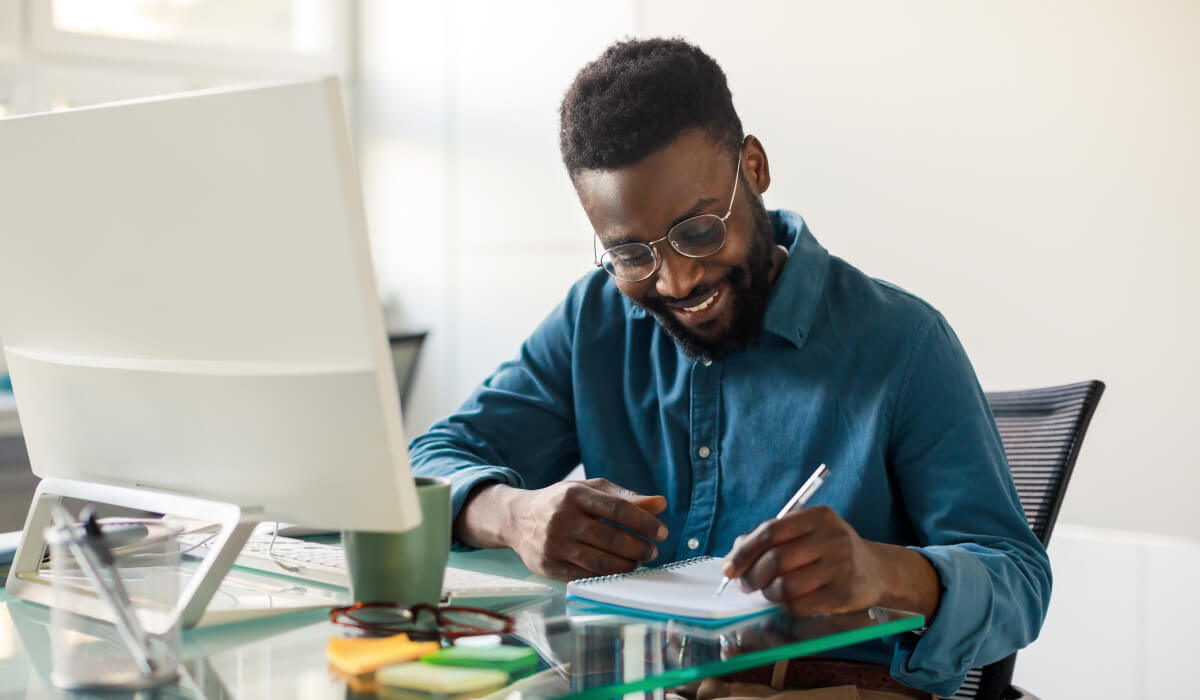 Marketing analyst using attribution reporting in HubSpot to refine and pinpoint the most effective marketing strategies.