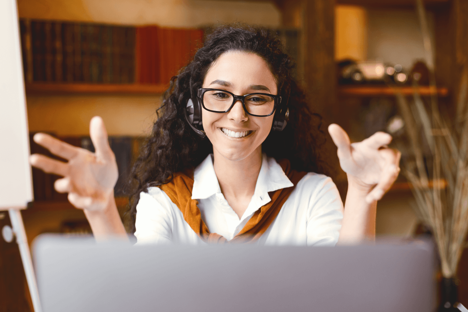 Cheerful consultant providing virtual HubSpot training, demonstrating strategic support and personalized guidance during the implementation process.